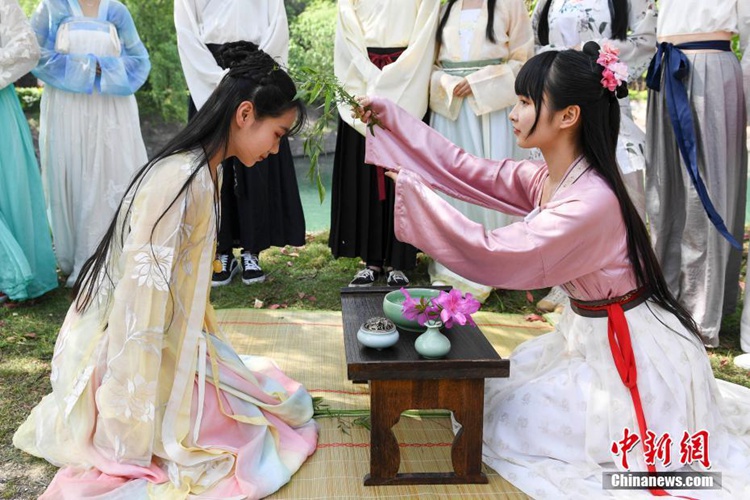 창사 미녀 대학생, 한푸 입고 고대 ‘상사절’ 전통 재현
