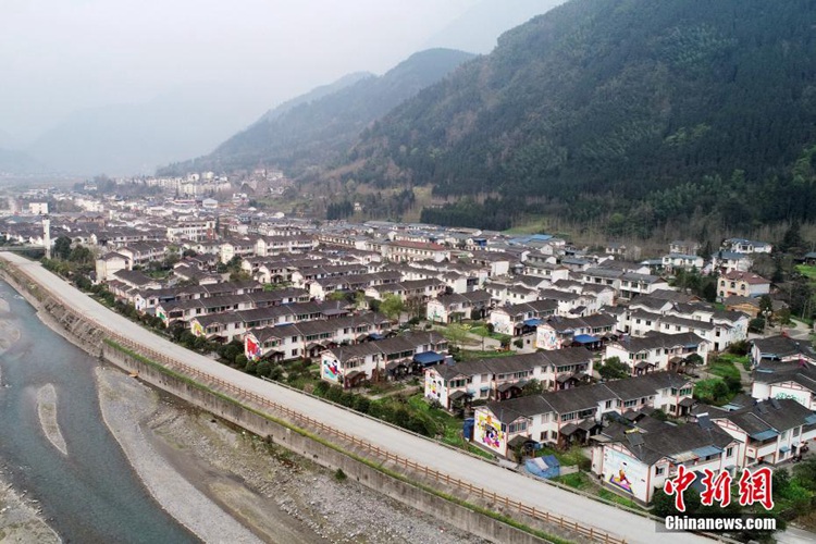 ‘5•12’ 원촨 지진 10년 후…봄날 찾아온 피해 지역