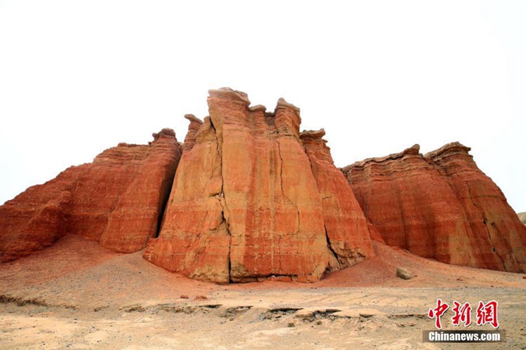 신장 톈산산 깊숙한 곳에 숨어 있는 ‘붉은 성’