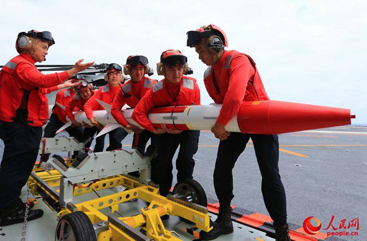 [포토] 원해 훈련하며 중국 해군 69세 생일 기념하는 ‘랴오닝함 편대’