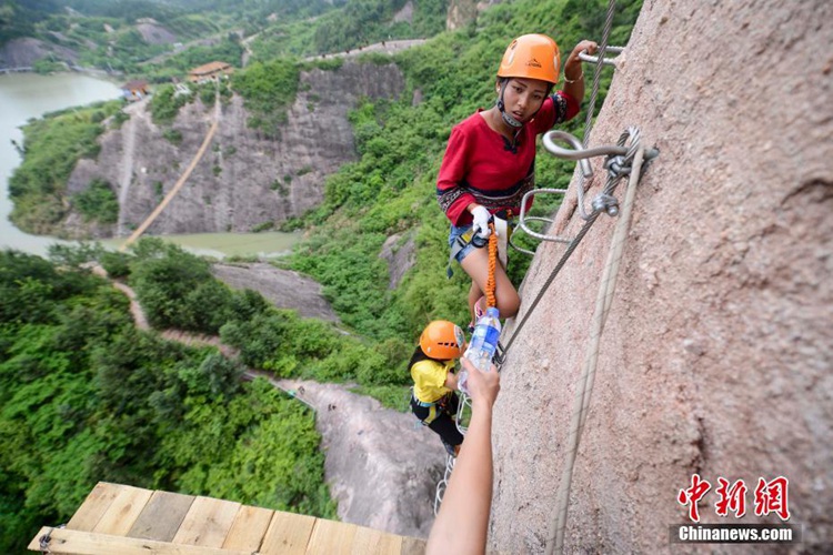 중국 후난 핑장에 등장한 ‘암벽 편의점’, 암벽등반객들에게 간식 제공