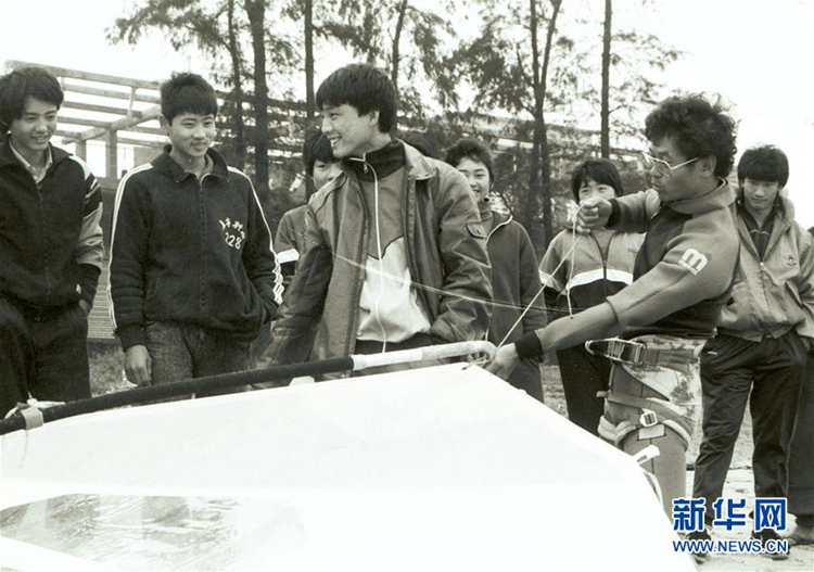 타이완(臺灣) 출신 서핑 선수가 하이커우(海口)에서 현지인들과 소통하고 있다. (1989년 1월 16일 촬영) [촬영/신화사 장언위(姜恩宇) 기자]