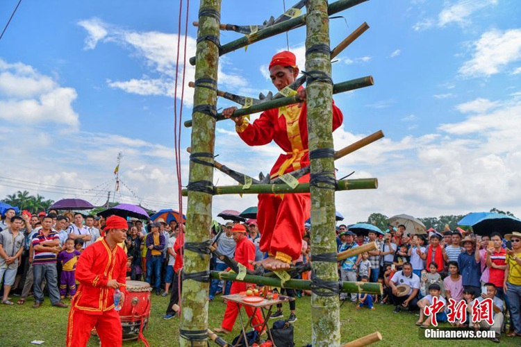 중국 하이난 전통 군파절 행사, ‘칼산’ 오르는 묘기 눈길