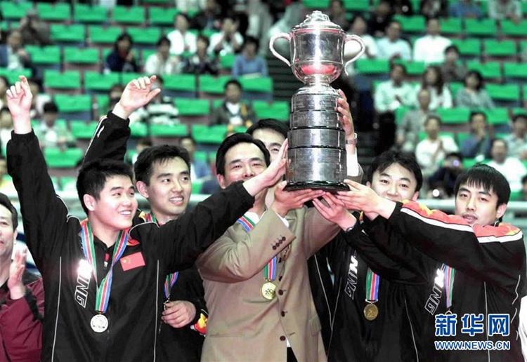 2001년 4월 29일 일본 오사카에서 개최된 제46회 세계탁구선수권대회 남자단체 결선에서 중국이 벨기에를 3:0으로 꺾으며 우승을 차지했다. [촬영/신화사 천젠리(陳建力) 기자]