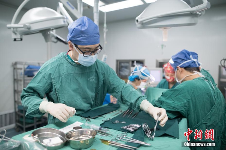 무영등 아래의 ‘숨은 천사’…타이위안 수술실의 男간호사들