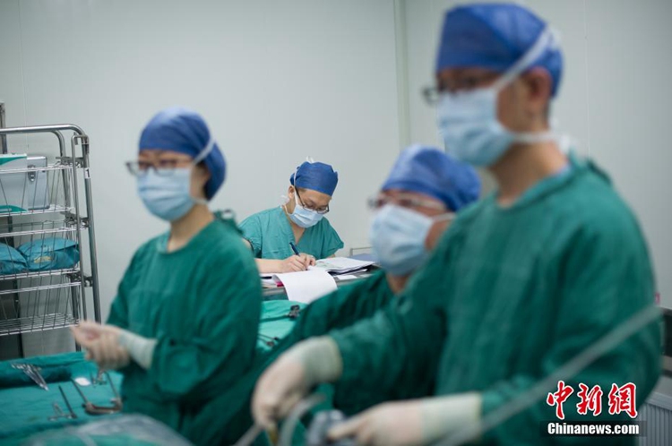 무영등 아래의 ‘숨은 천사’…타이위안 수술실의 男간호사들