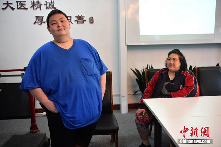 265킬로그램 ‘중국 제일의 뚱보’, 120킬로그램 어머니와 함께 다이어트