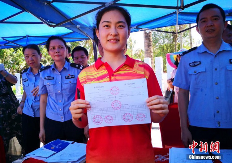 중국 하이난: ‘백만인재 유치 행동계획’ 시행, 첫 그린카드 발급