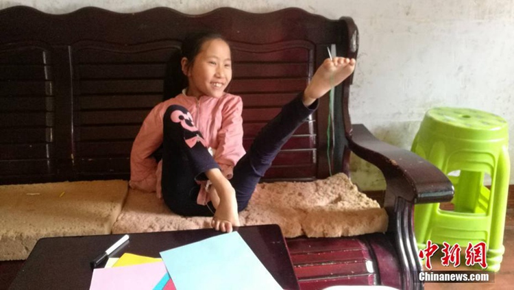 쓰촨 9살 소녀 ‘두 발의 재주’로 웃으며 살아가는 희망찬 이야기
