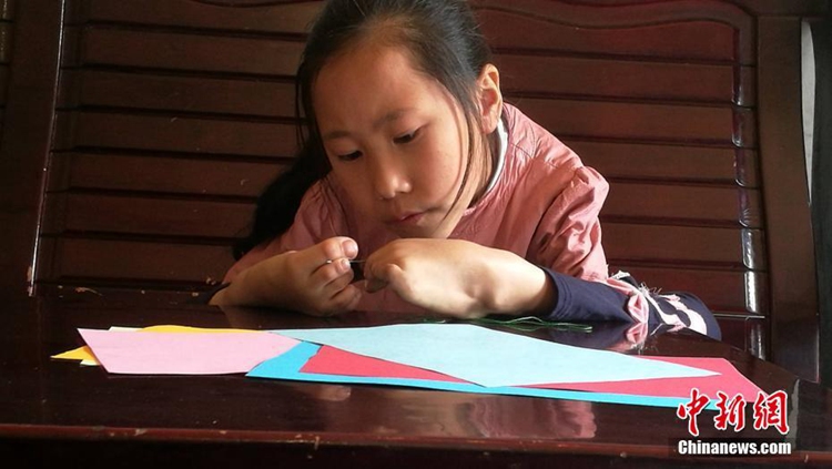 쓰촨 9살 소녀 ‘두 발의 재주’로 웃으며 살아가는 희망찬 이야기