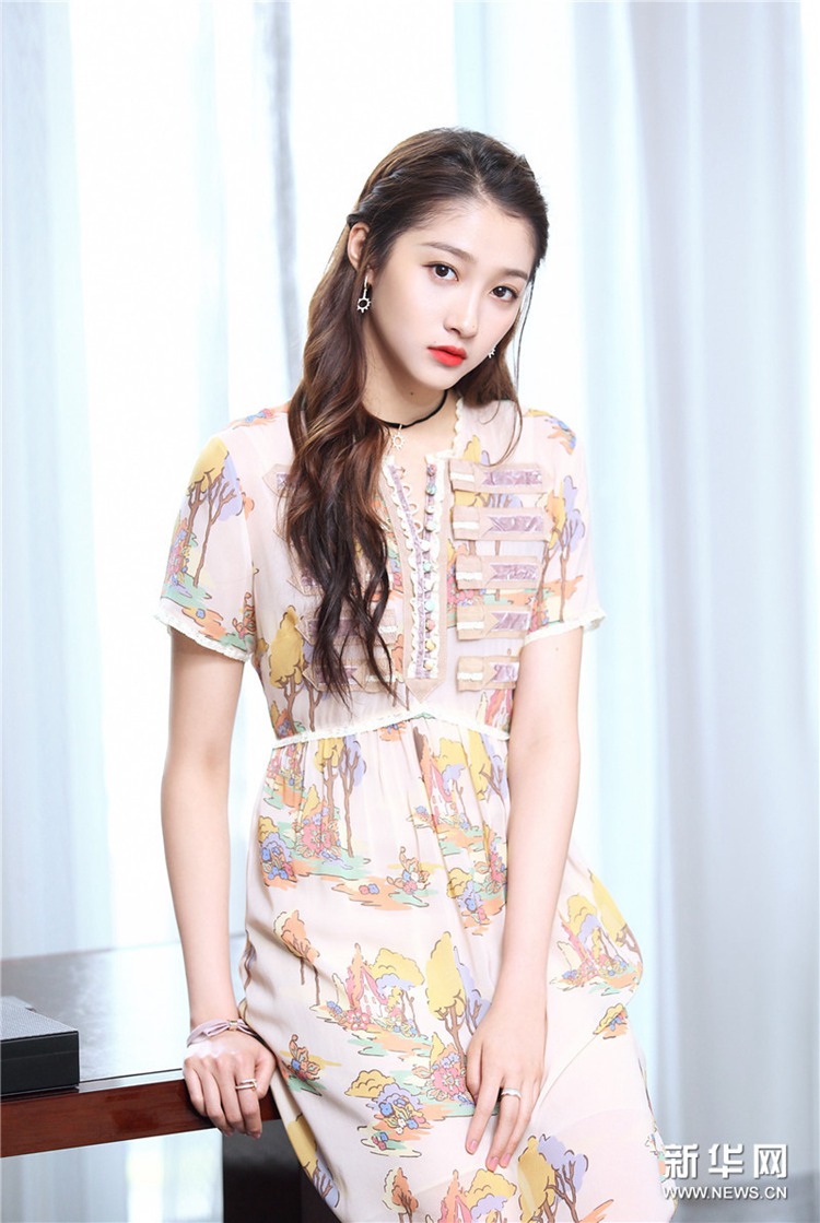 관샤오퉁 쉬폰 드레스 입고 등장…여름날의 달콤한 소녀