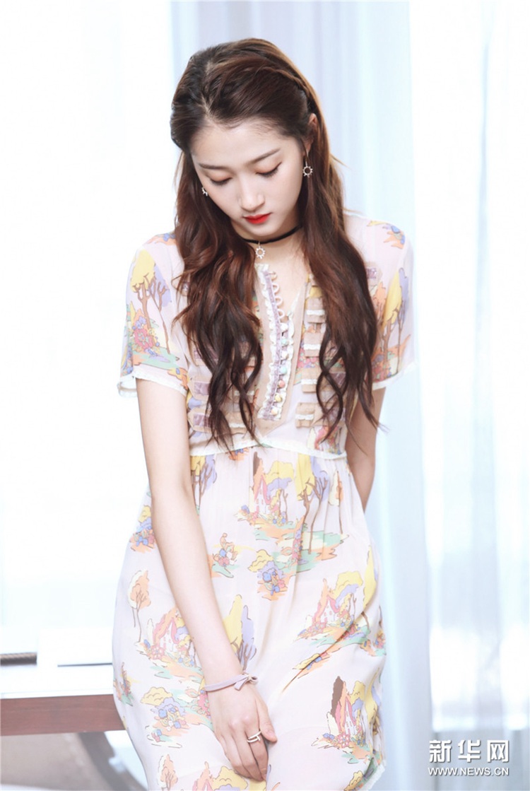관샤오퉁 쉬폰 드레스 입고 등장…여름날의 달콤한 소녀