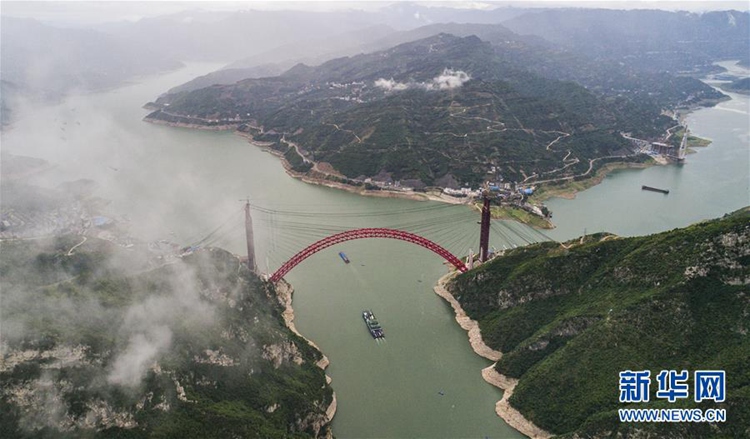 후베이 쯔구이에 건설 중인 초대형 아치형 다리: ‘샹시창장대교’