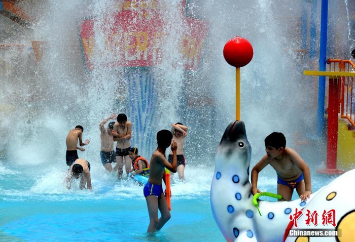 푸저우 고온 날씨…시원한 물놀이로 더위 식혀