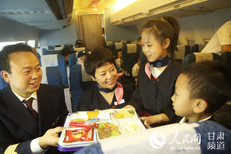 간쑤 란저우: 항공사 직원들과 함께 하는 6•1 어린이날 행사