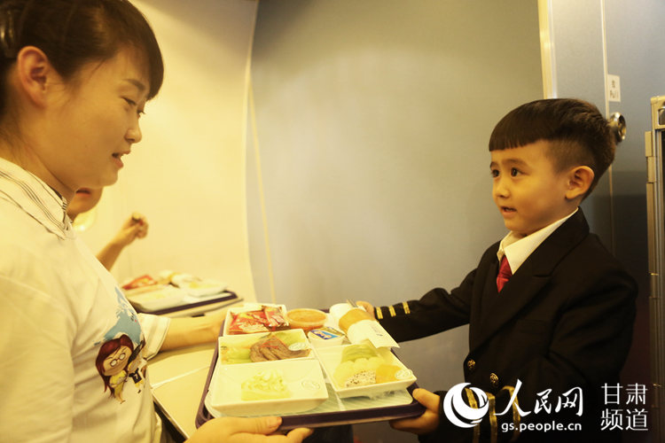 간쑤 란저우: 항공사 직원들과 함께 하는 6•1 어린이날 행사