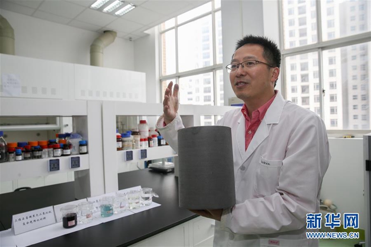 중국 과학자 오염수 잡는 신소재 개발에 성공, 햇볕에 2주 놔두면 수질 개선!