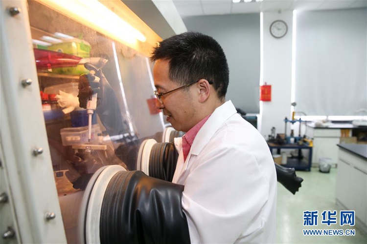 중국 과학자 오염수 잡는 신소재 개발에 성공, 햇볕에 2주 놔두면 수질 개선!