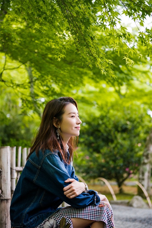 ‘삼국기밀’ 여주인공 둥제, 화보 속 주변마저 활기차게 만드는 그녀