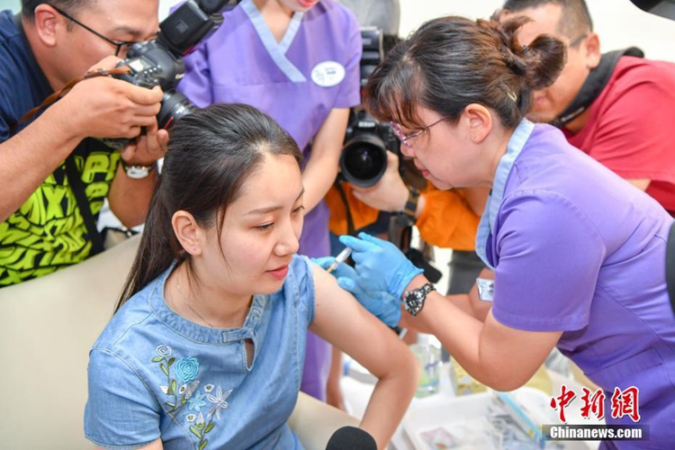 5월 30일 베이징(北京, 북경) 출신의 스자위(史佳雨) 씨가 HPV 백신 접종을 하고 있다. [촬영: 중국신문사 뤄윈페이(駱雲飛) 기자]