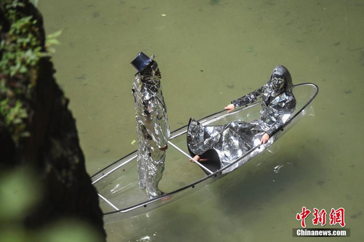 중국 후난 메이장강에서 펼치는 행위예술, ‘슬로 라이프’ 호소