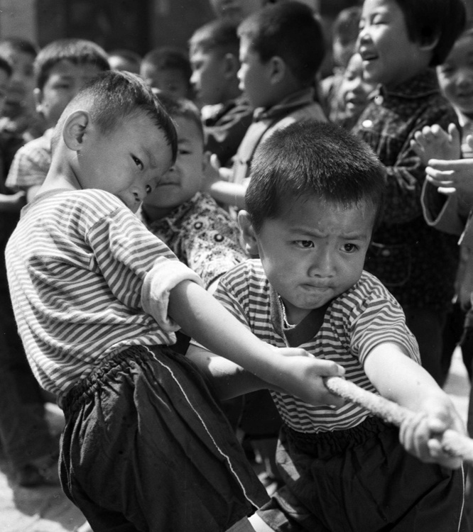 허난(河南, 하남)성 싼먼샤(三門峽, 삼문협)시 유치원 아이들이 바허(拔河: 줄다리기) 경기를 하는 모습 (사진 출처: 신화사/촬영: 1978년 5월)