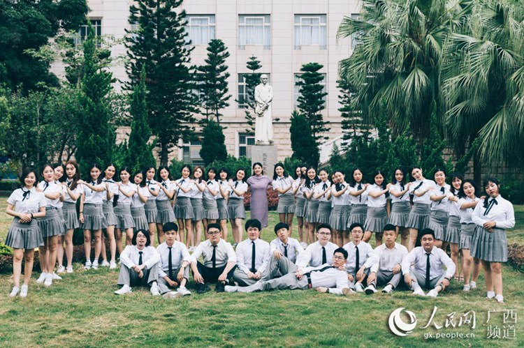 중국 대학생들의 소수민족풍 졸업사진, 모교와의 작별 인사