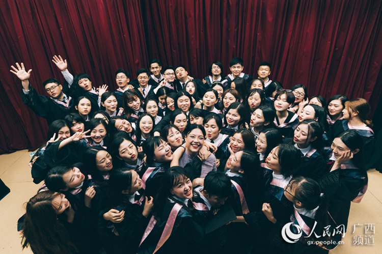 중국 대학생들의 소수민족풍 졸업사진, 모교와의 작별 인사