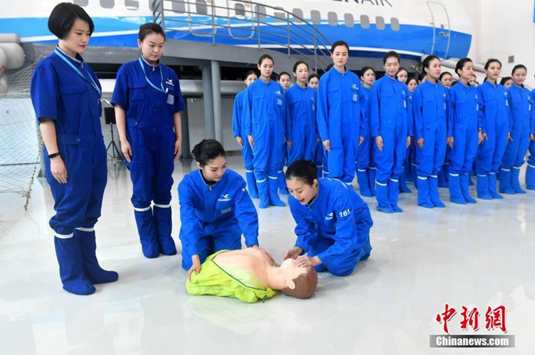 ‘양안직공 기능 전시회’ 샤먼에서 개막, 항공 승무원들의 응급처치 눈길