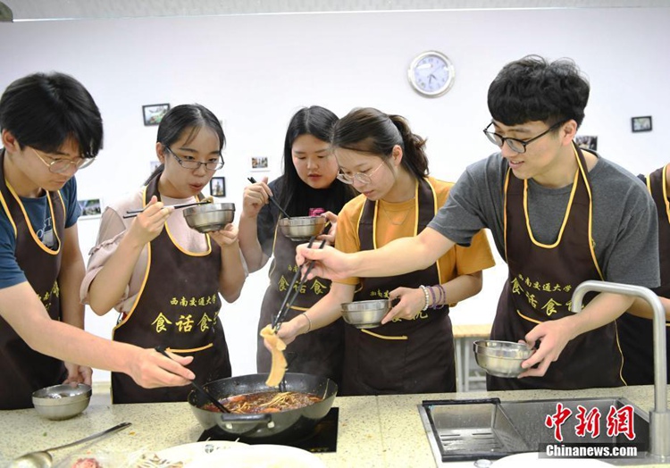 중국 쓰촨 모 대학에 개설된 이색 과목, 샤브샤브 먹으며 학점 취득