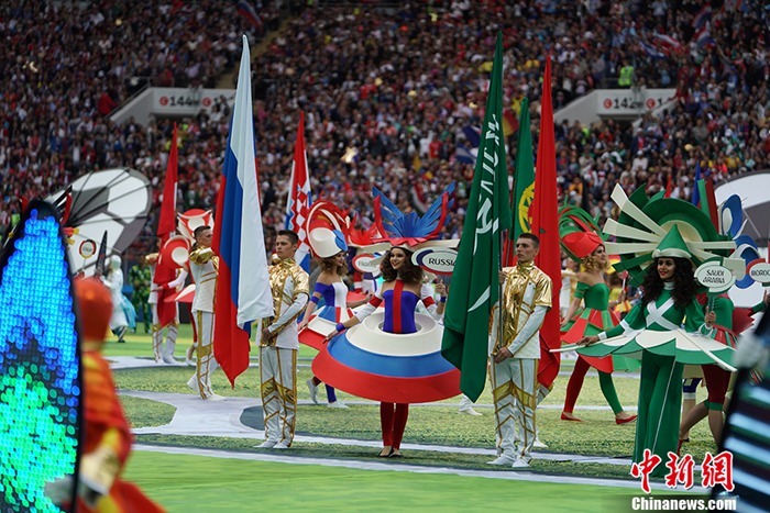 [포토] 러시아 월드컵 개막식에 등장한 축구 영웅 ‘호나우두’