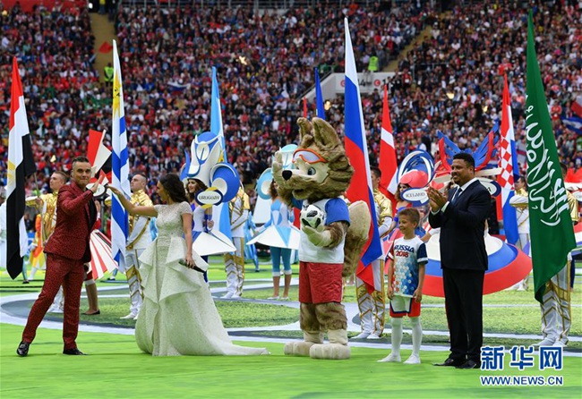 [포토] 러시아 월드컵 개막식에 등장한 축구 영웅 ‘호나우두’