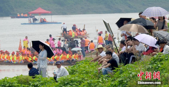 중국 난창의 단오 풍습, 용선 타며 복 기원하는 주민들