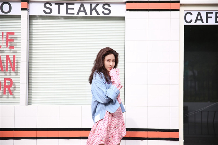 청순 미녀 ‘궁미’의 최신 화보 공개…심플한 스타일