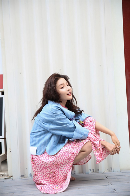 청순 미녀 ‘궁미’의 최신 화보 공개…심플한 스타일