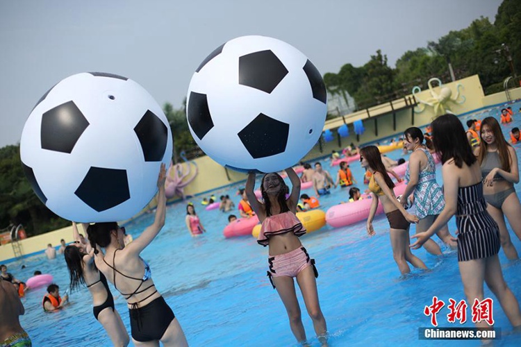 [이색 월드컵] 장쑤 톈무후 워터파크에서 공놀이 하는 미녀들