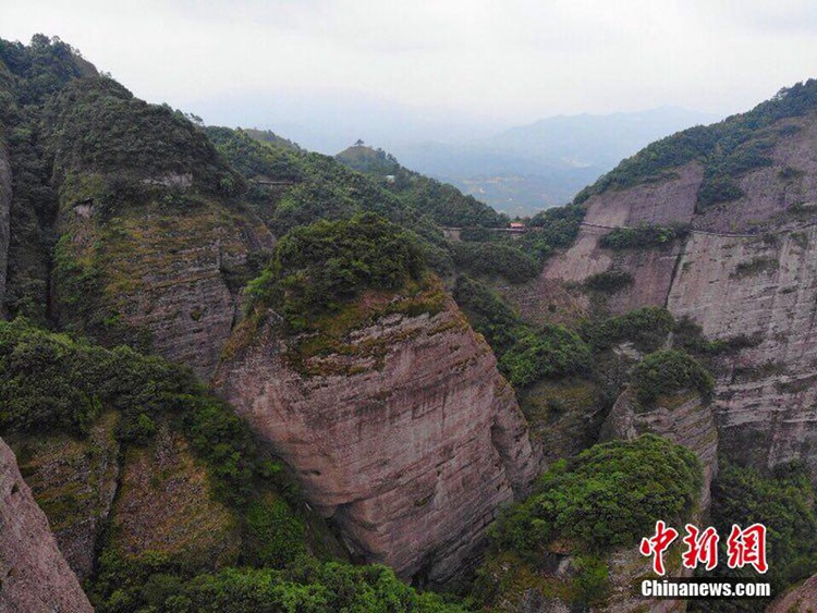 중국 장시 난우당山, 길이 200m 유리잔도…보기만 해도 ‘아찔’