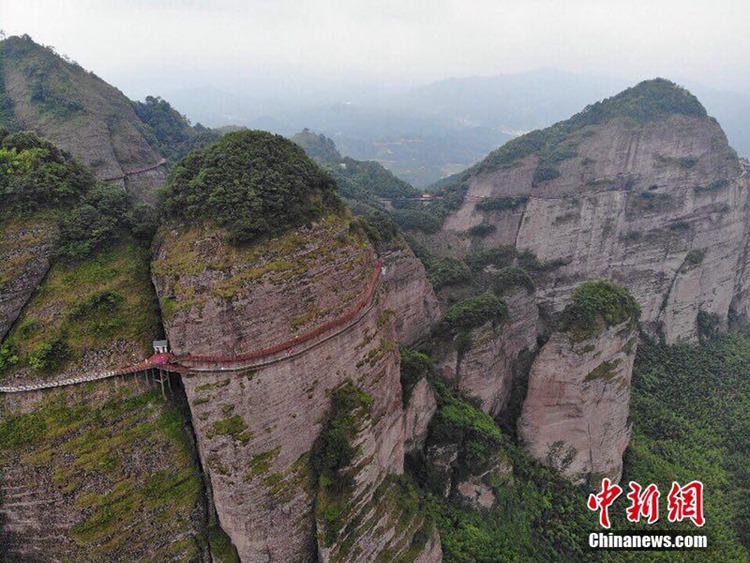 중국 장시 난우당山, 길이 200m 유리잔도…보기만 해도 ‘아찔’