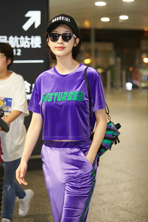 ‘복고풍 트레이닝복’의 귀환…장리, 중국 연예계 최신 유행 패션 연출