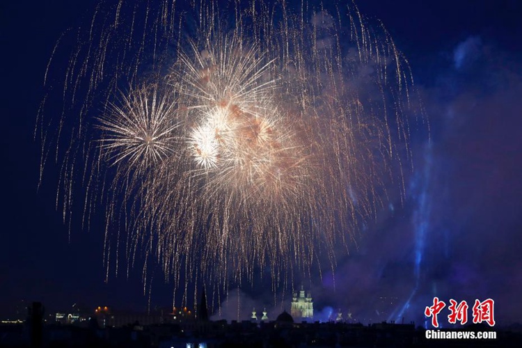 러시아 상트페테르부르크 ‘붉은 돛 축제’ 개최, 화려한 불꽃 놀이
