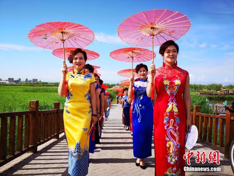 간쑤 습지공원에서 펼쳐지는 치파오 패션쇼