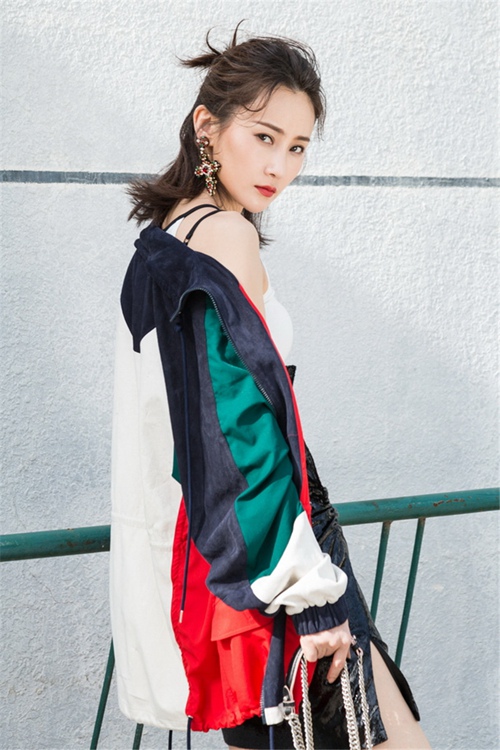 매력 배우 린펑의 개성 넘치는 여름 패션