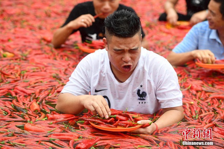 한 참가자가 고통스러운 표정을 지어 보이고 있다. [사진 출처: 중국신문망/촬영: 양화펑(楊華峰)]