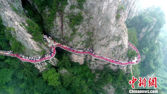 중국 해발 2000m 절벽 잔도서 펼쳐진 연회장 