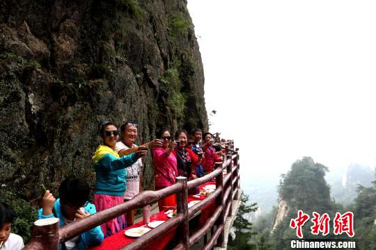 중국 해발 2000m 절벽 잔도서 펼쳐진 연회장 