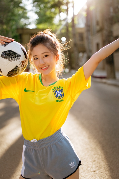 중국 여배우 월드컵 화보 공개, 라이징스타 ‘자오루쓰’의 매력