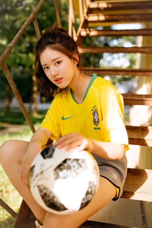 중국 여배우 월드컵 화보 공개, 라이징스타 ‘자오루쓰’의 매력