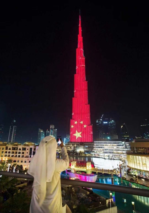UAE, 시진핑 방문 대대적 환영…7성호텔에 빛나는 오성홍기