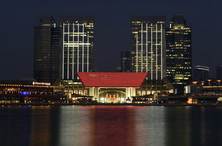 UAE, 시진핑 방문 대대적 환영…7성호텔에 빛나는 오성홍기