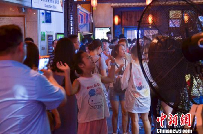 중국 충칭 훙야둥, 폭염 더위 지속에도 관광객 계속 늘어…